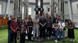 Momen kebersamaan Ketua IJTI Pusat bersama peserta Journalist Trip saat kunjungan ke Tugu Khatulistiwa, Pontianak, Jumat (08/08/2025). (Dok. HO/faktakalbar.id)