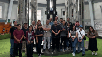 Momen kebersamaan Ketua IJTI Pusat bersama peserta Journalist Trip saat kunjungan ke Tugu Khatulistiwa, Pontianak, Jumat (08/08/2025). (Dok. HO/faktakalbar.id)
