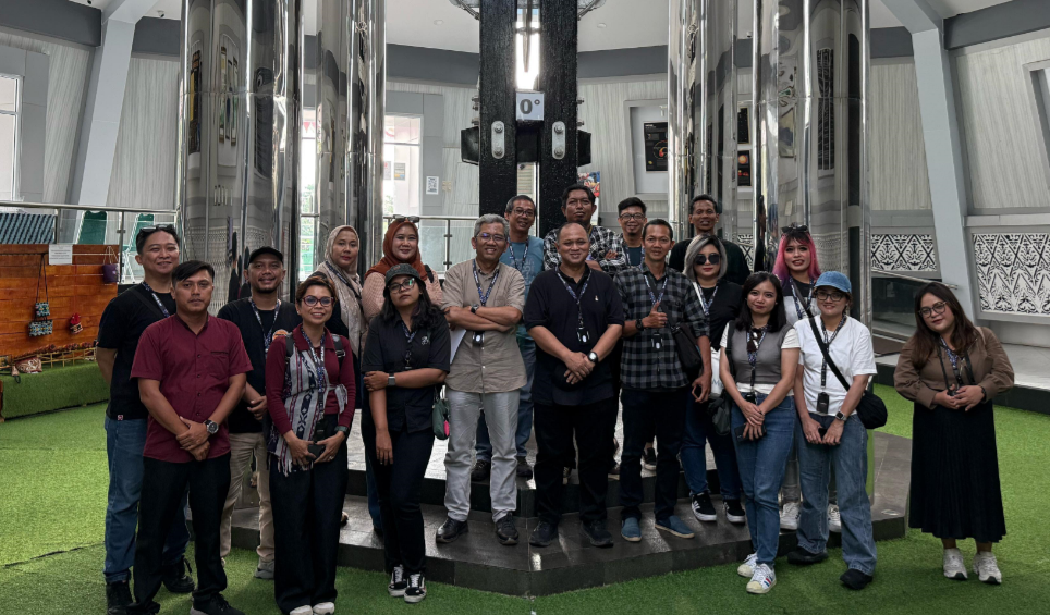Momen kebersamaan Ketua IJTI Pusat bersama peserta Journalist Trip saat kunjungan ke Tugu Khatulistiwa, Pontianak, Jumat (08/08/2025). (Dok. HO/faktakalbar.id)