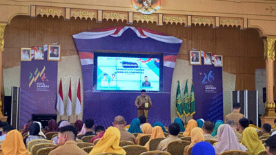Wakil Bupati Sambas Heroaldi membuka kegiatan sosialisasi pengelolaan sampah berbasis komunitas, menekankan pentingnya pengelolaan sampah berkelanjutan. (Dok. Faktakalbar.id)