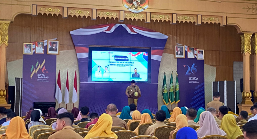 Wakil Bupati Sambas Heroaldi membuka kegiatan sosialisasi pengelolaan sampah berbasis komunitas, menekankan pentingnya pengelolaan sampah berkelanjutan. (Dok. Faktakalbar.id)