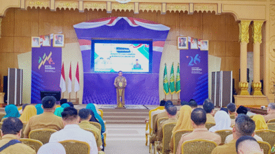 Sosialisasi pengelolaan sampah berbasis komunitas oleh DLH Sambas di Aula Kantor Bupati Sambas. (Dok. Faktakalbar.id)