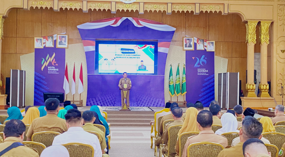 Sosialisasi pengelolaan sampah berbasis komunitas oleh DLH Sambas di Aula Kantor Bupati Sambas. (Dok. Faktakalbar.id)