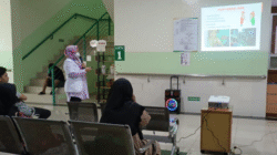 Tenaga medis RSUD SSMA Pontianak memberikan edukasi pencegahan ISPA kepada pasien. (Dok. HO/faktakalbar.id)