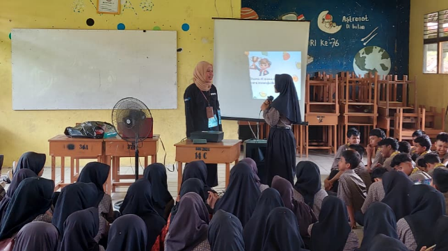 Penyuluh KB memberikan materi pendewasaan usia perkawinan kepada pelajar SMP Negeri 6 Sambas. (Dok. Faktakalbar.id)