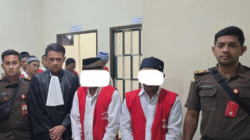 Dua terdakwa kasus penyelundupan sabu 10 kilogram dari Malaysia mendengarkan putusan majelis hakim di Pengadilan Negeri Sambas. (Dok. Pengadilan Negeri Sambas)