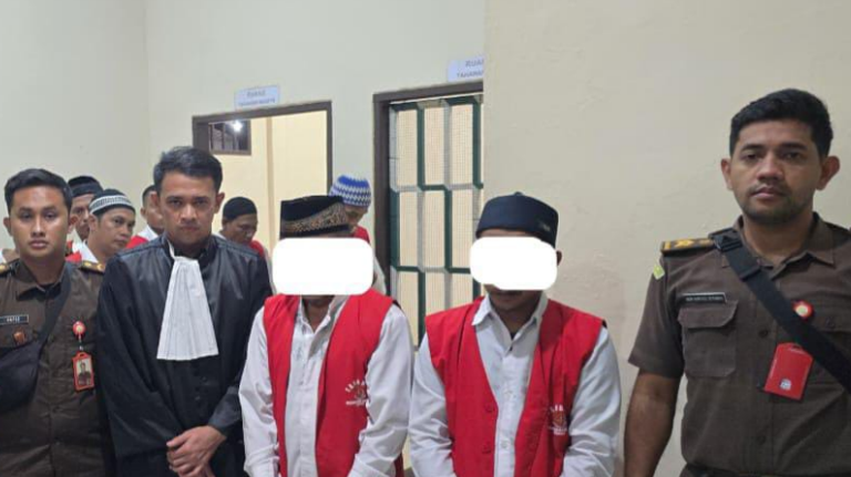 Dua terdakwa kasus penyelundupan sabu 10 kilogram dari Malaysia mendengarkan putusan majelis hakim di Pengadilan Negeri Sambas. (Dok. Pengadilan Negeri Sambas)
