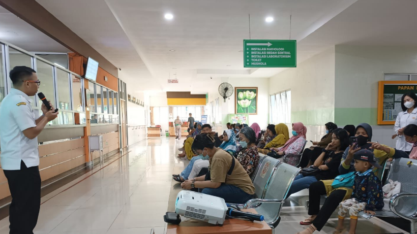 Apoteker Abdurrachman menyampaikan edukasi manfaat Vitamin A bagi bayi dan balita kepada pengunjung RSUD SSMA Pontianak. (Dok. HO/faktakalbar.id)