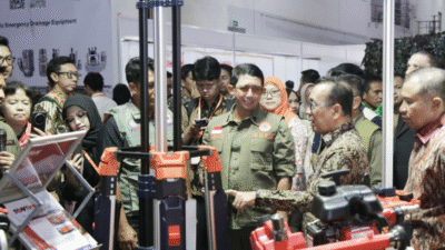 Kepala BNPB Letjen TNI Dr. Suharyanto, S. Sos., M.M. (kemeja dan rompi hijau) saat menghadiri pembukaan Emergency Disaster Reduction & Rescue Expo (EDRR) bertempat di Hall A JIEXpo Kemayoran, Jakarta pada Rabu (13/8). (Dok. HO/faktakalbar.id)