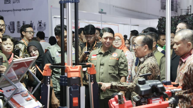 Kepala BNPB Letjen TNI Dr. Suharyanto, S. Sos., M.M. (kemeja dan rompi hijau) saat menghadiri pembukaan Emergency Disaster Reduction & Rescue Expo (EDRR) bertempat di Hall A JIEXpo Kemayoran, Jakarta pada Rabu (13/8). (Dok. HO/faktakalbar.id)