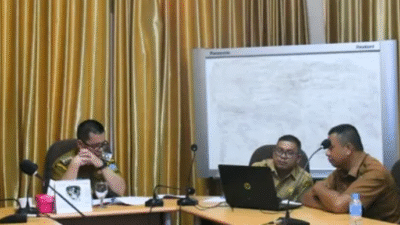 Bupati Kayong Utara Romi Wijaya membahas penyelesaian tenaga non-ASN pasca seleksi PPPK di Ruang Rapat Bupati, Sukadana. (Dok. Instagram/@prokopim.kayongutara)