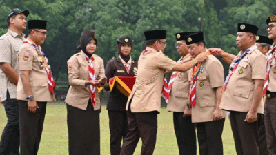 Ria Norsan menerima penghargaan Lencana Melati pada upacara Hari Pramuka ke-64 di Bumi Perkemahan Cibubur. (Dok. HO/faktakalbar.id)