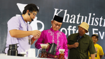Peserta Khatulistiwa Coffee Event 2025 di Pontianak meracik kopi dalam kompetisi Indonesian Brewers Championship. (Dok. HO/faktakalbar.id)