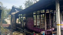 Rumah warga di Dusun Semparuk Sebangkau, Kecamatan Semparuk, Sambas, hangus terbakar hingga rata dengan tanah. (Dok. Faktakalbar.id)