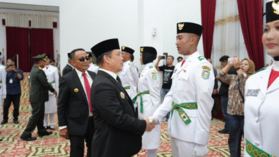 Gubernur Kalbar Ria Norsan mengukuhkan 30 calon Paskibraka di Balai Petitih, Kantor Gubernur Kalbar. (Dok. HO/faktakalbar.id)
