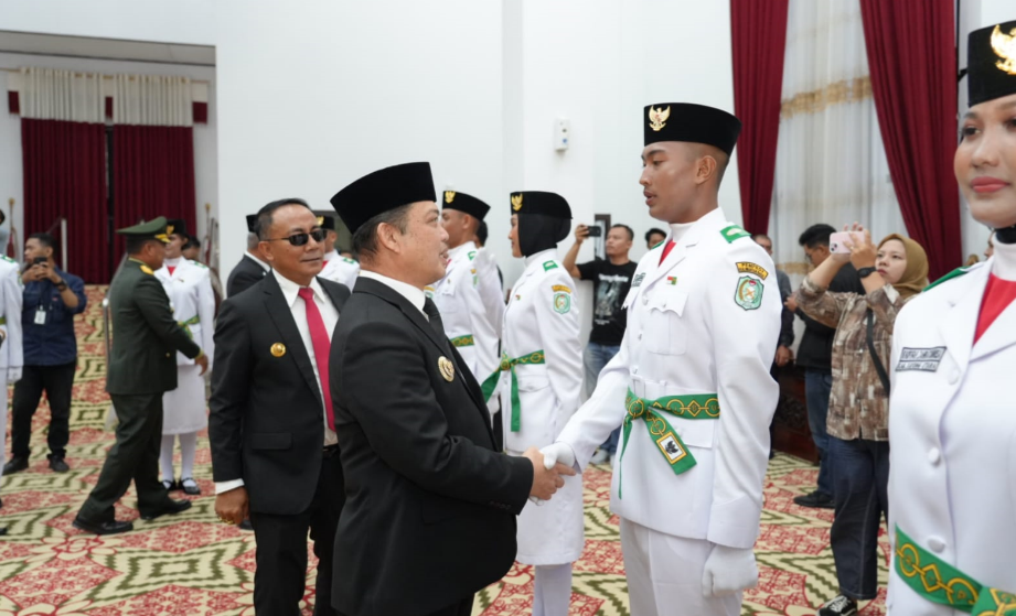 Gubernur Kalbar Ria Norsan mengukuhkan 30 calon Paskibraka di Balai Petitih, Kantor Gubernur Kalbar. (Dok. HO/faktakalbar.id)