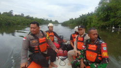 Tim Basarnas bersama warga menyisir aliran Sungai Sasak untuk mencari Hendra yang hilang saat mandi. (Dok. Basarnas Sambas)