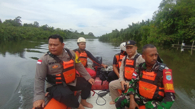 Tim Basarnas bersama warga menyisir aliran Sungai Sasak untuk mencari Hendra yang hilang saat mandi. (Dok. Basarnas Sambas)