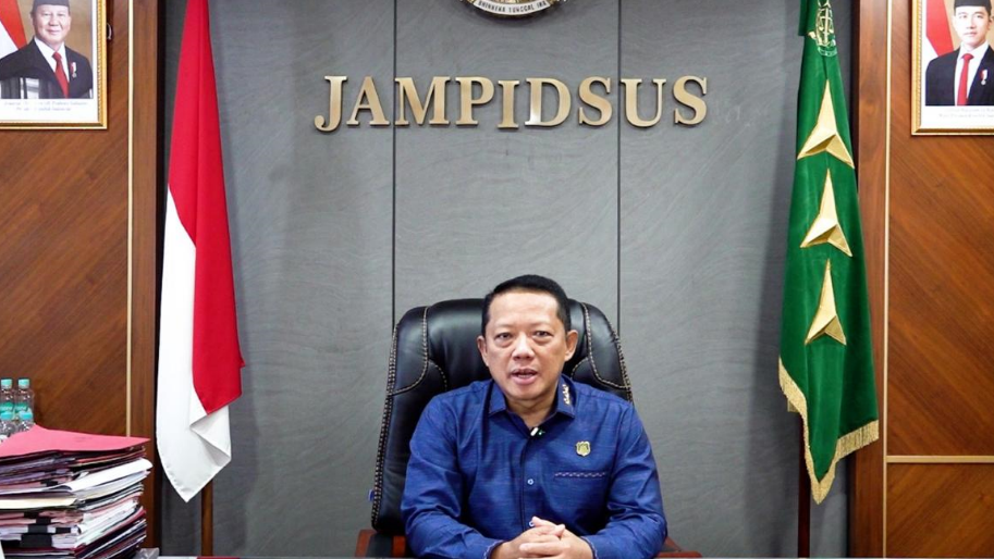 JAM Pidsus Kejagung memberikan keterangan pers mengenai pemeriksaan delapan saksi kasus korupsi Pertamina, PT Sritex, dan Digitalisasi Pendidikan. (Dok. HO/faktakalbar.id)