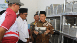 Wakil Wali Kota Pontianak Bahasan saat meninjau dapur pemenuhan gizi di Kelurahan Siantan Hilir untuk memastikan standar layanan gizi siswa. (Dok. HO/faktakalbar.id)