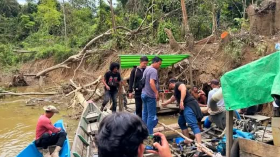 Empat pelaku PETI diamankan Sat Reskrim Polres Kapuas Hulu bersama Polsek Seberuang berikut peralatan tambang emas ilegal di Sungai Seberuang. (Dok. Polres Kapuas Hulu)