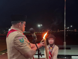Umaira Siswi SMA Muhammadiyah Sambas Jadi Pemegang Obor Pertama Pawai Pramuka