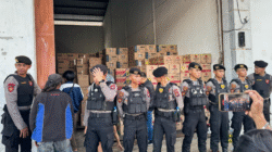 Penggerebekan gudang berisi oli palsu di area pergudangan extra joss oleh Satuan Gabungan. (Dok. Faktakalbar.id)