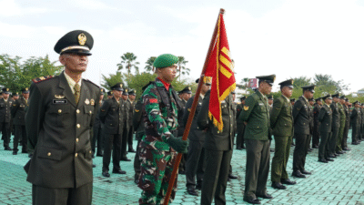 Kasdam XII/Tanjungpura Brigjen TNI Putra Widyawinaya memimpin upacara peringatan HUT ke-80 Kemerdekaan RI di Lapangan Tidayu, Makodam XII/Tpr, Kubu Raya. (Dok. HO/Faktakalbar.id)