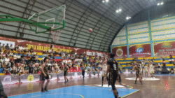 Pemain Kastra Club mengangkat trofi usai menjuarai BBM X AIKA Basketball Tournament 2025 di Pontianak. (Dok. HO/faktakalbar.id)