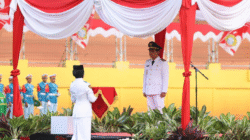 Wakil Wali Kota Pontianak Bahasan menjadi inspektur upacara penurunan bendera dalam rangkaian perayaan HUT ke-80 RI di Lapangan Sepak Bola Keboen Sajoek PSP. (Dok. HO/faktakalbar.id)