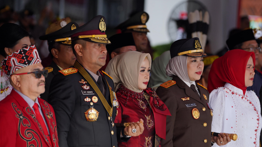 Kajati Kalbar Ahelya Abustam bersama Forkopimda menghadiri upacara HUT ke-80 Kemerdekaan RI di Halaman Kantor Gubernur Kalbar. (Dok. HO/Faktakalbar.id)