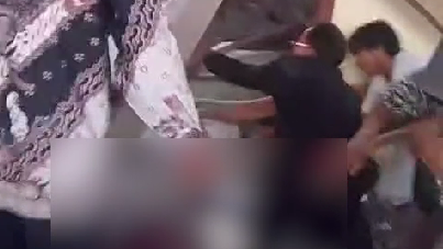 Warga mencoba membantu mengevakuasi korban tertimpa puing-puing rumahnya yang rusak akibat guncangan gempa di Kabupaten Poso, Sulawesi Tengah.