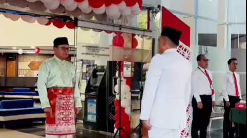 Direktur Utama Bank Kalbar Rokidi memimpin upacara peringatan HUT ke-80 RI di halaman Kantor Pusat Bank Kalbar Pontianak. (Dok. Instagram/@bankkalbar_official)
