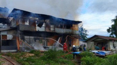 Petugas pemadam kebakaran berusaha memadamkan api di rumah kos Desa Sungai Ringin, Sekadau. (Dok. HO/Faktakalbar.id)