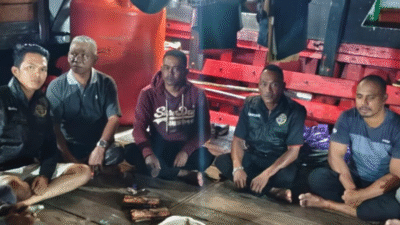 Polisi dan masyarakat bergotong royong mengevakuasi kru KM King setelah kapal pengangkut kopra karam akibat cuaca buruk di Padang Tikar. (Dok. HO/Faktakalbar.id)