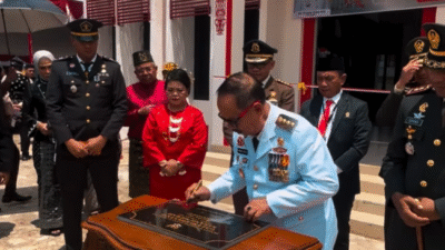 Bupati Sanggau Yohanes Ontot bersama Ketua PKK Kusbariah Ontot dan Forkopimda saat meresmikan Gedung Galeri Prestasi Sabang Merah di Taman Arong Balopa. (Dok. Instagram/@diskominfosanggau)