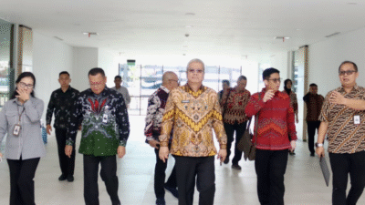 Sekretaris Daerah Kalbar Harisson bersama Direktur Utama Bank Kalbar Rokidi saat kunjungan kerja ke Bank SulutGo untuk memperkuat transformasi digital perbankan. (Dok. HO/Faktakalbar.id)