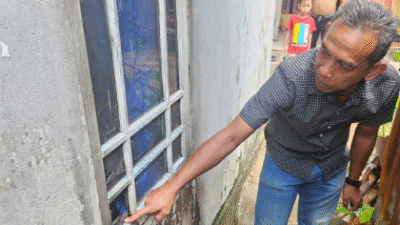 Polisi melakukan olah TKP dugaan pembakaran rumah warga di Desa Limbung, Kubu Raya. (Dok. HO/Faktakalbar.id)