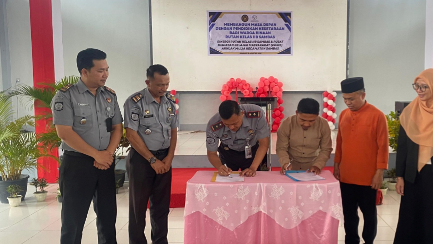 Penandatanganan perjanjian kerja sama antara Rutan Sambas dan PKBM Akhlak Mulia untuk meningkatkan pendidikan warga binaan. (Dok. HO/Faktakalbar.id)