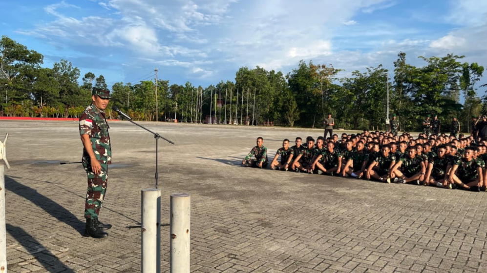 Komandan Korem 121/Abw Brigjen TNI Purnomosidi menegaskan pentingnya disiplin dan profesionalisme saat memberikan pengarahan di Yonif TP 833 Bumi Daranante, Sanggau. (Dok. HO/Faktakalbar.id)