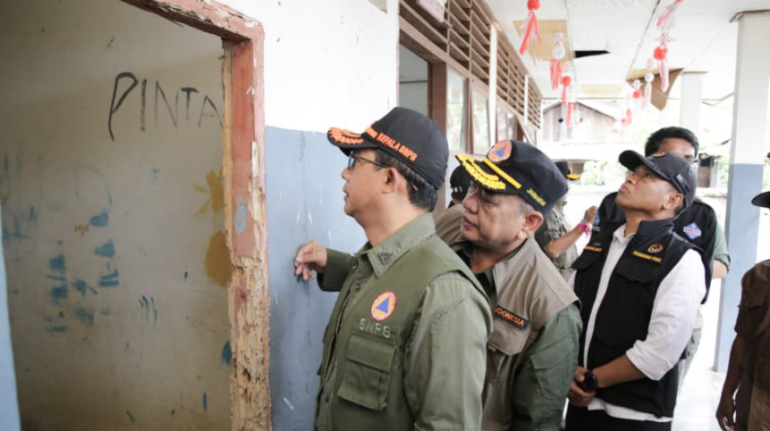 Kepala BNPB Letjen TNI Dr. Suharyanto S.Sos, M.M,. (Baju hijau rompi hijau) saat meninjau kerusakan pascagempa di Sekolah SDN 1 Tangkura, Kecamatan Poso Pesisir Selatan, Kabupaten Poso, Sulawesi Tengah, Selasa. (Dok. HO/Faktakalbar.id)