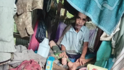 Kondisi Sarip, warga Pancur Sebayong, Sambas, yang sudah sebulan lumpuh dan terlantar tanpa bantuan pemerintah daerah. (Dok. Facebook/Gosip Sambas)