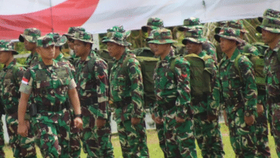 Kasdam XII/Tpr Brigjen TNI Putra Widyawinaya saat memimpin upacara penutupan TMMD Reguler ke-125 di Kantor Bupati Lamandau, Kamis (21/8/2025). (Dok. HO/Faktakalbar.id)