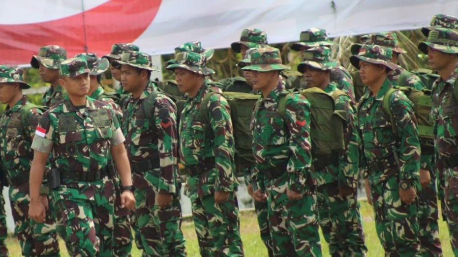 Kasdam XII/Tpr Brigjen TNI Putra Widyawinaya saat memimpin upacara penutupan TMMD Reguler ke-125 di Kantor Bupati Lamandau, Kamis (21/8/2025). (Dok. HO/Faktakalbar.id)