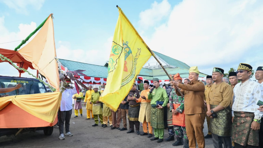 Bupati Ketapang, Alexander Wilyo, secara resmi melepas rombongan pembaca Doa Akashah keliling kota dalam rangkaian Semarak Robo-Robo Mandi Safar 1447 H. (Dok. Faktakalbar.id)