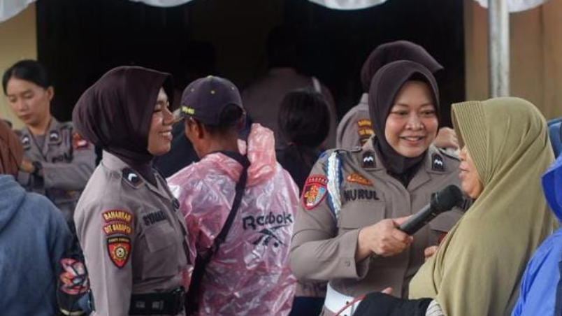 Polwan Polda Kalbar membagikan pakaian layak pakai kepada warga dalam rangka peringatan Hari Jadi ke-77 Polwan di Polsek Sungai Raya, Pontianak. (Dok. HO/Faktakalbar.id)