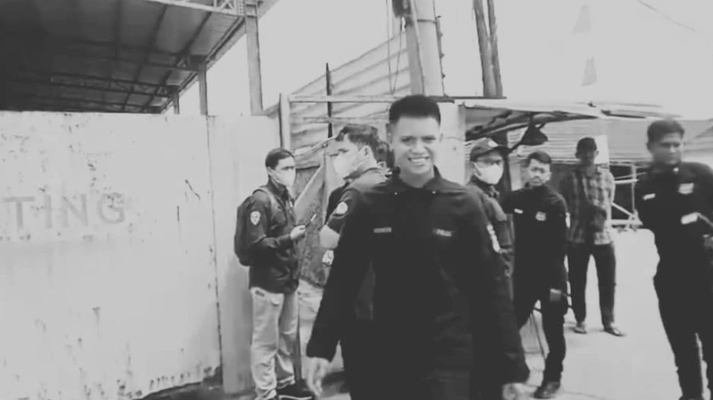 Situasi di lokasi pengeroyokan jurnalis di Serang, tampak aparat keamanan memenuhi area PT Genesis Regeneration Smelting. (Dok. Instagram/@lbhpers)