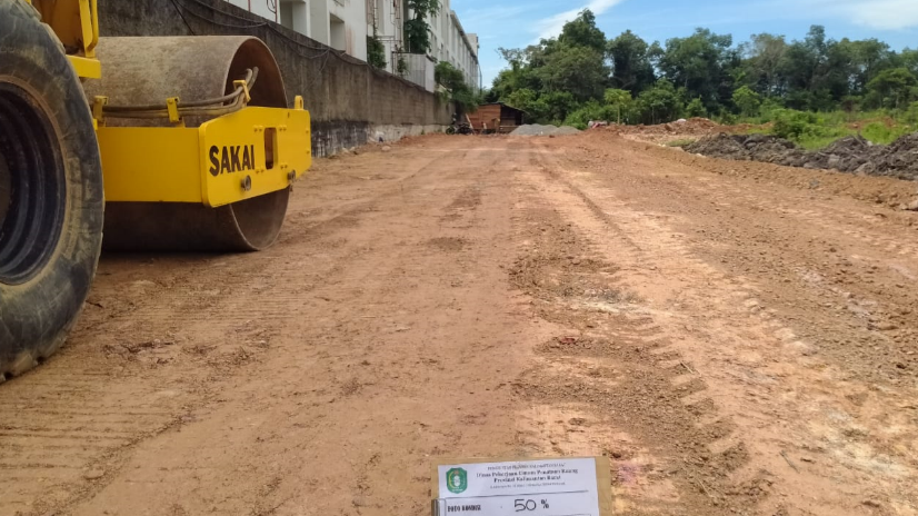 Ridwan memperlihatkan bukti dokumen dan foto pelaksanaan proyek pengurugan jalan akses fasilitas pengolahan oli bekas tahun 2021. (Dok. Faktakalbar.id)