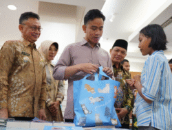 Gibran Belanja Buku Bersama Anak Yatim di Pontianak