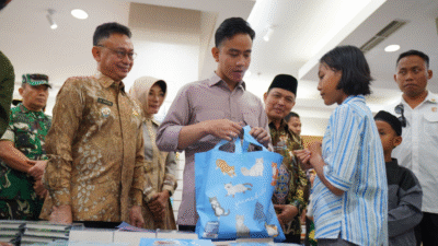 Gibran Belanja Buku Bersama Anak Yatim di Pontianak
